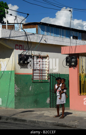 Halten Sie ihre Schwester in La Romana Dominikanische Mädchen Stockfoto