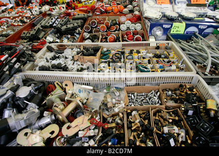 Auto Ersatzteile Teile Box Shop Kfz-Artikel Verkauf durcheinander Ausstellung Motorhaube Schale Körper Flügel Rot Blau Silber weiße Ziegel Leistungsschalter Metall Stockfoto