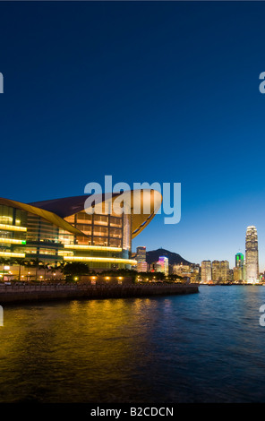 "Das Wahrzeichen Hong Kong Exhibition and Convention Centre am Ufer des Victoria Harbour in Hongkong" Stockfoto