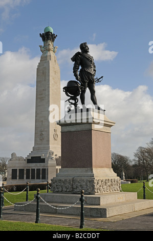 Bronze-Statue von Sir Francis Drake auf Plymouth Hacke England Royal Navy War Memorial ist hinter der Statue gesehen. Stockfoto