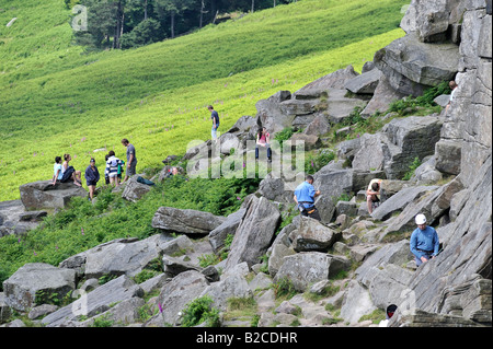 Kletterer montieren am Fuße des Stanage Edge im Peak District vor dem Start für den Tag zu klettern. Stockfoto