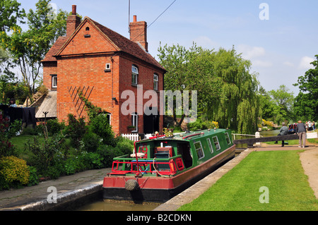 Narrowboat Navigation durch die Schleuse von Cropredy am Oxford-Kanal, Oxfordshire Stockfoto