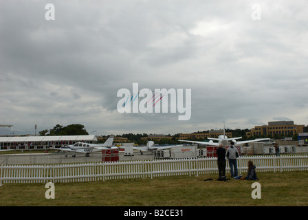 Öffentliche / Enthusiasten beobachten der Red Arrows Display Team Farnborough Air Show 2008 Stockfoto