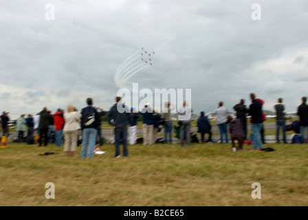 Öffentliche / Enthusiasten beobachten der Red Arrows Display Team Farnborough Air Show 2008 Stockfoto