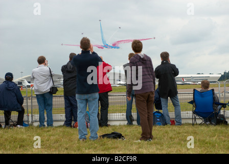Öffentliche / Enthusiasten beobachten der Red Arrows Display Team Farnborough Air Show 2008 Stockfoto