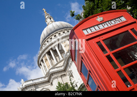 St. Pauls Kathedrale und rote Telefonzelle. London, England Stockfoto