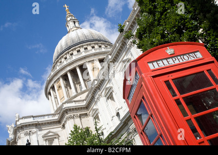 St. Pauls Kathedrale und rote Telefonzelle. London, Englandd Stockfoto