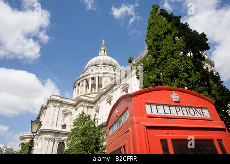 St. Pauls Kathedrale und rote Telefonzelle. London, England Stockfoto