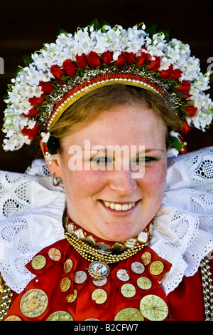 Mädchen in der kroatischen Tracht mit Dukaten auf die Kleidung und Kopfbedeckung Stockfoto