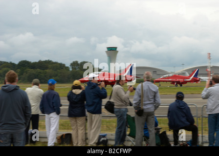 Öffentliche / Enthusiasten beobachten der Red Arrows Display Team Farnborough Air Show 2008 Stockfoto