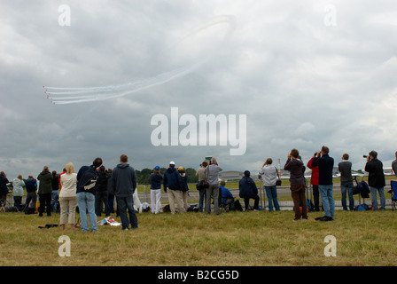 Öffentliche / Enthusiasten beobachten der Red Arrows Display Team Farnborough Air Show 2008 Stockfoto