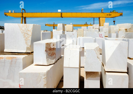 Marmorblöcke ausgerichtet im Fabrikhof Alentejo Portugal Stockfoto