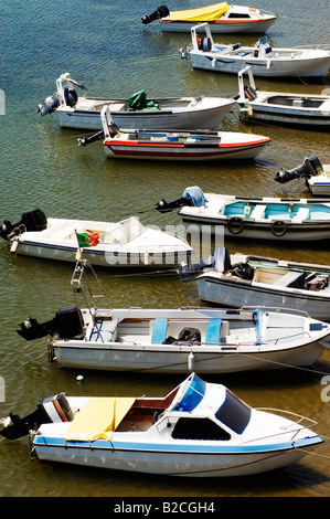 Kleine Motorboote vor Anker im Fluss Gilao, Tavira, Portugal Stockfoto