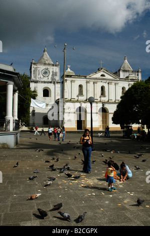 Kinder spielen vor der Basilika der Unbefleckten Empfängnis, Heredia, Costa Rica, Mittelamerika Stockfoto