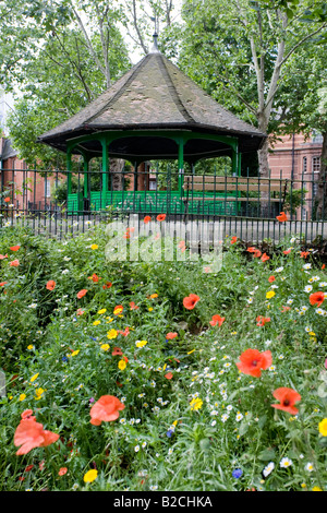 Musikpavillon und Frühling Blumen. Arnold Circus, Boundary Estate, Tower Hamlets, London, England Stockfoto