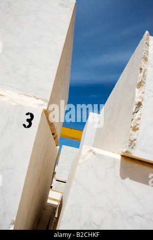 Marmorblöcke ausgerichtet im Fabrikhof Alentejo Portugal Stockfoto