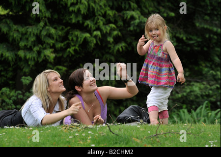 Menschen im Park: Familie spielen in der Park-Iat Sheffield Botanical Gardens. Stockfoto