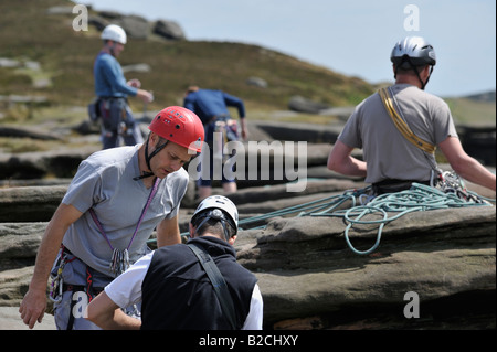 Kletterer auf Stanage Edge im Peak District Stockfoto