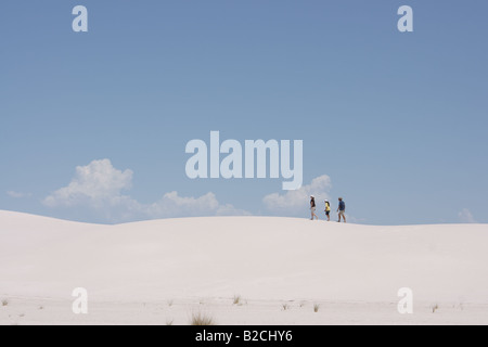 Eine Familie zu Fuß über Sanddünen im White Sands National monument Stockfoto