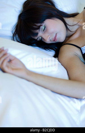 attraktive Darkhaired Frau schläft Stockfoto