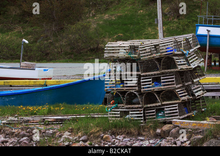 Hummer-Töpfe in der Nähe von bunten Boot in der Nähe von Petty Hafen ein kleines Fischerdorf in Neufundland Stockfoto