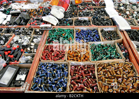 Auto Ersatzteile Teile Box Shop Kfz-Artikel Verkauf durcheinander Ausstellung Motorhaube Schale Körper Flügel Rot Blau Silber weiße Ziegel Leistungsschalter Metall Stockfoto