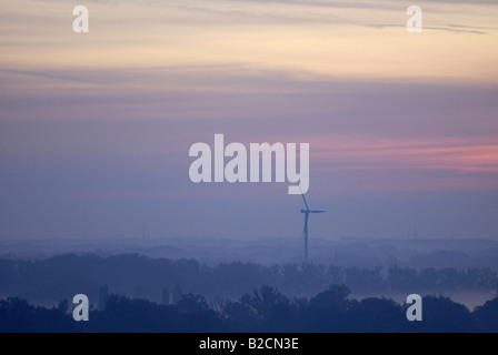 beeindruckende Naturkulisse mit Windrad Stockfoto