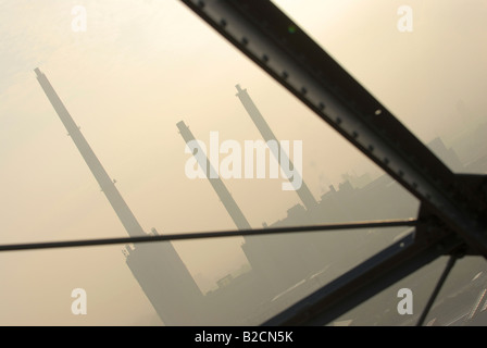 Schornsteine der Power station Simmering, Blick vom alten gasometer Stockfoto