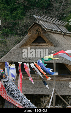 Karpfen Streamers(Koinobori) vor einem alten japanischen Haus bei Saiko Iyashi keine Sato Nenba Yamanashi Japan fliegen Stockfoto