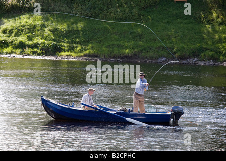 Ruderbootfischer, Angler Casting mit Fly Rod Scottish Salmon Angeln mit Booten auf dem Fluss Tay in Ballathie, Tayside, Perthshire, Schottland Großbritannien Stockfoto