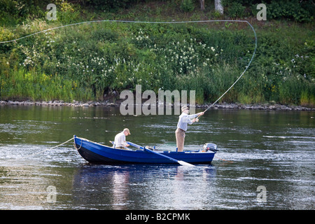 Ruderbootfischer, Angler Casting mit Fly Rod Scottish Salmon Angeln mit Booten auf dem Fluss Tay in Ballathie, Tayside, Perthshire, Schottland Großbritannien Stockfoto