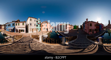 360-Grad-Panorama von den Straßen und Kanälen in Burano in der Nähe von Venedig in Italien Stockfoto