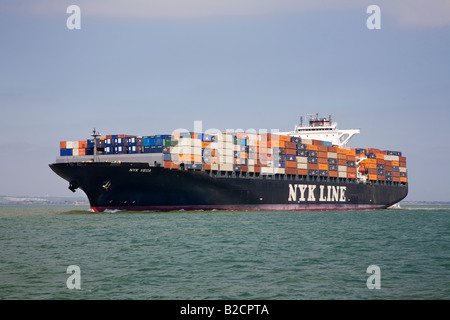 NYK Vega geladen voll Containerschiff im Solent gebunden für Southampton UK Stockfoto