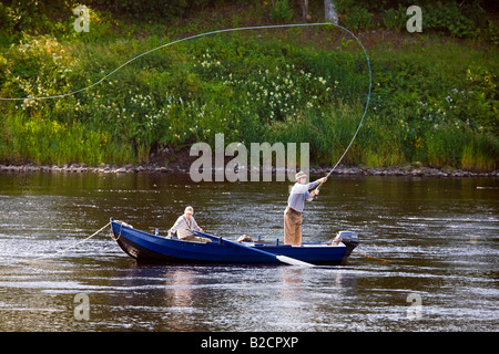 Ruderbootfischer, Angler Casting mit Fly Rod Scottish Salmon Angeln mit Booten auf dem Fluss Tay in Ballathie, Tayside, Perthshire, Schottland Großbritannien Stockfoto