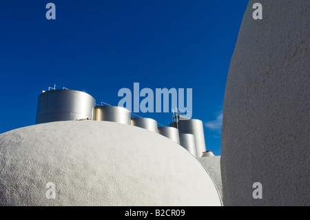 Edelstahl und Betonbehälter in einem Weingut, Portugal Stockfoto