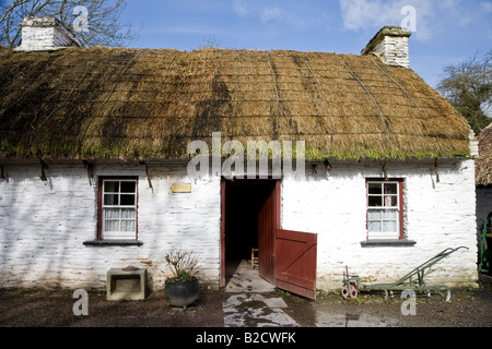 Irische Ferienhaus mit Reetdach im Bunratty Folk Park, County Clare, Irland Stockfoto