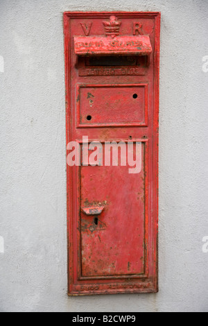 Roten Briefkasten am Pub im Bunratty folk Park, County Clare, Irland Stockfoto