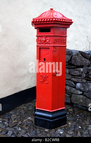 Roten Briefkasten am Pub im Bunratty folk Park, County Clare, Irland Stockfoto