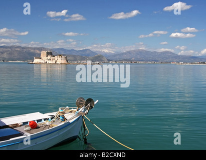 Die Burg Insel der Bourtzi in Nafplio Griechenland mit einem Boot im Vordergrund Stockfoto