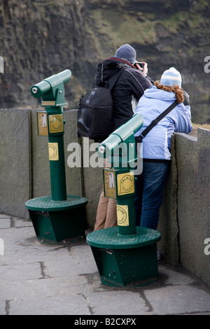 Touristen fotografieren an Klippen von Moher Visitors Centre, County Clare, Irland Stockfoto