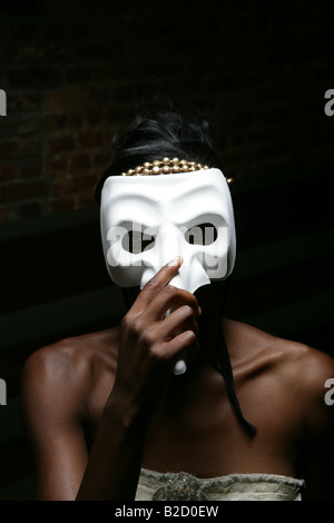 Junge Frau hinter Kostüm Maske. Stockfoto