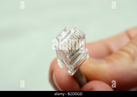 Eine Hand beendete Ende ein UTP Ethernet-Netzwerkkabel Stockfoto