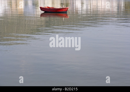 Ein kleines rotes Boot ruht auf das ruhige Meer in der Nähe von Chalkida Griechenland Stockfoto