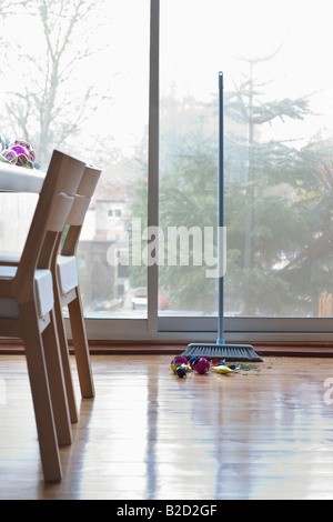 Besen und kleinen Haufen gebrochenen Weihnachtsschmuck Stockfoto