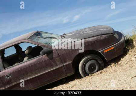 Verlassenes Auto am Straßenrand Stockfoto