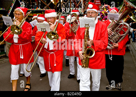 Das Orchester an der Santa Claus parade in Dänemark Klampenborg Bakken Stockfoto