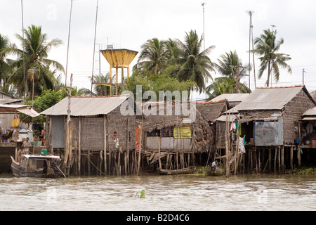 Häuser auf Stelzen in der Stadt von Cai Be in der Mekong-Delta in Vietnam. Stockfoto