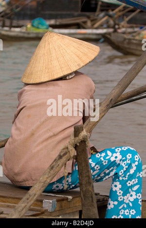 Eine Frau rudert ein Boot an der Cai Rang schwimmende Markt in der Mekong-Delta in Vietnam statt. Stockfoto