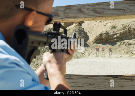 Mann mit dem Ziel Maschinengewehr am Schießplatz Stockfoto