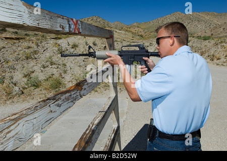 Mann mit dem Ziel Gewehr am Schießplatz Stockfoto